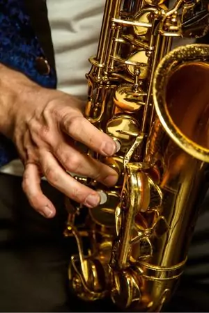 Saxophoniste jouant en live au Restaurant Il Gambero